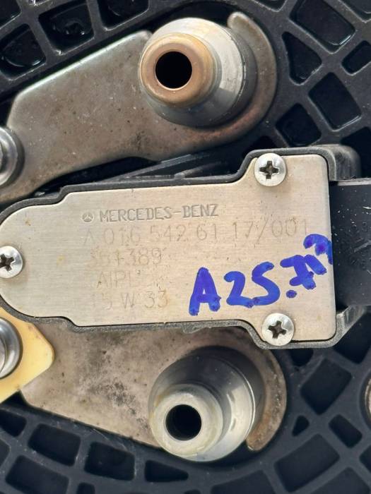 Mercedes Actros MP4 AdBlue Level Sensor A0165426117 A0035424103 Tank Sender Used view 3