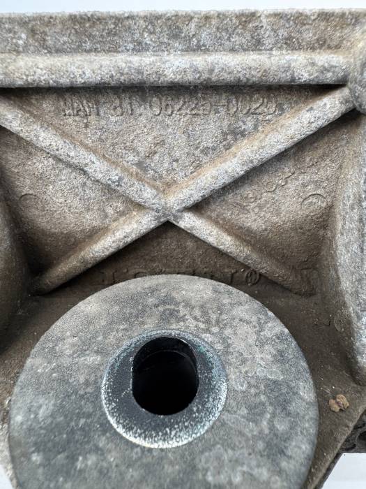 MAN TGX Radiator Support Bracket 81062250020 51067260024 Engine Mount Euro 5/6 view 3