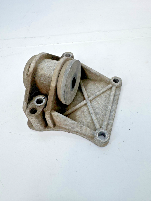 MAN TGX Radiator Support Bracket 81062250020 51067260024 Engine Mount Euro 5/6 view 5