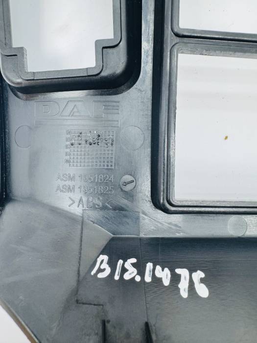 DAF XF106 Dashboard Centre Fascia Panel 1951824 ASM 1951825 RHD Euro 6 OEM Used view 5