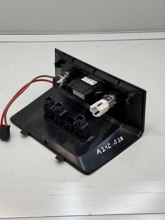 Man TGX/TGS 12V/24V Power Outlet & Dual USB Panel 35049309 81627700240 Euro 6 view 4