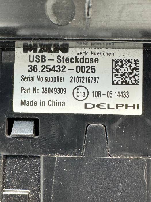 Man TGX/TGS 12V/24V Power Outlet & Dual USB Panel 35049309 81627700240 Euro 6 view 5