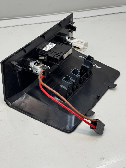 Man TGX/TGS 12V/24V Power Outlet & Dual USB Panel 35049309 81627700240 Euro 6 view 8