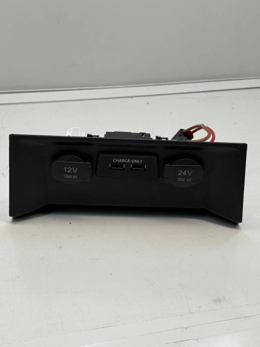 Man TGX/TGS 12V/24V Power Outlet & Dual USB Panel 35049309 81627700240 Euro 6 view 9