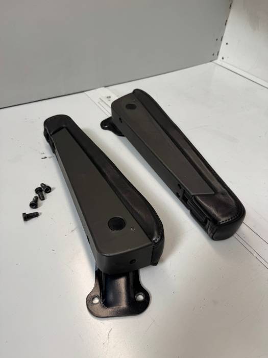 Volvo FH/FM ISRI seat armrests pair 85106116 85106117 LH RH used view 6