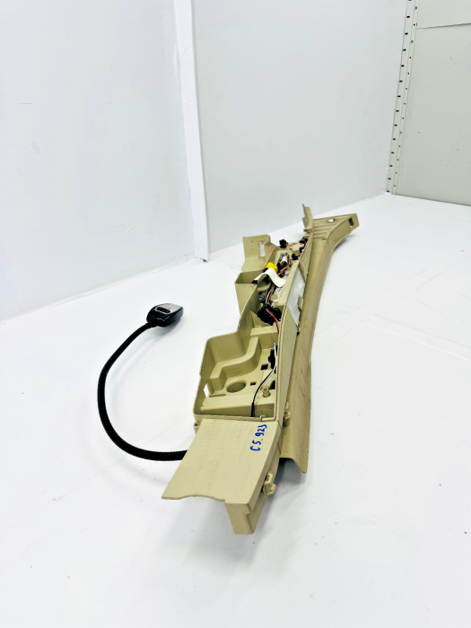 Volvo FH4/FM4 LH A-Pillar Interior Trim With Reading Lamp 84005203 Euro 6 Used view 4