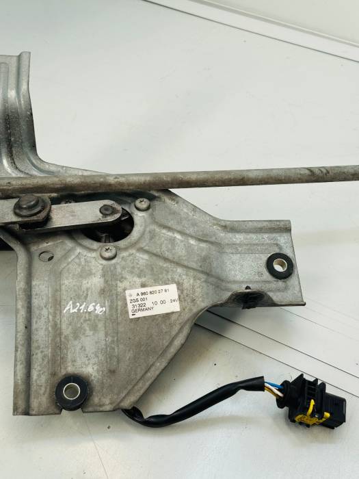 Mercedes Actros MP4 Antos Arocs Windscreen Wiper Linkage Motor A9608202781 Used view 3