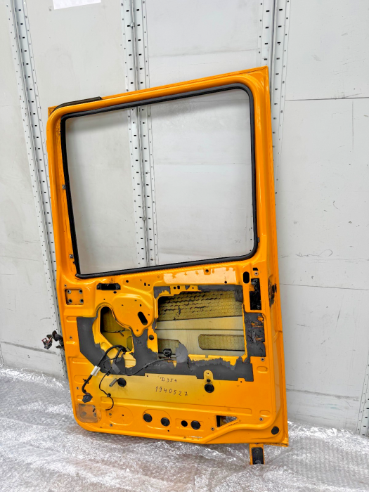 DAF XF/CF Euro 6 RH Cab Door Shell 1940527 1950971 1836600 Right Yellow Used view 4
