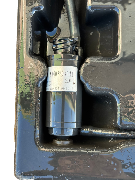 Mercedes Actros MP4 Washer Fluid Tank A9608696820 24V Pump A0008694021 Used view 5