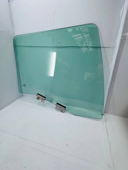 MAN TGX Door Glass Left Side Window 81626450041 81626450035 81626456043 LH view 6
