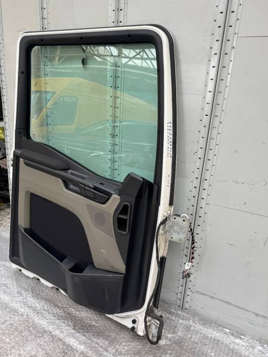 MAN TGX TG3 Cabin Door LH 81626004141 81.62600-4141 81626004139 Euro 6D used view 3