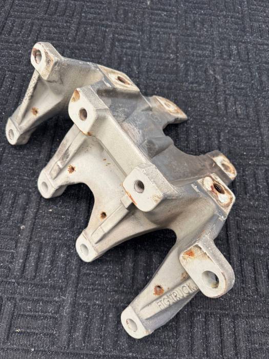 DAF XF106 Crossmember Bracket 1955639 1764125 1764124 Frame Mount Euro 6 Used view 8