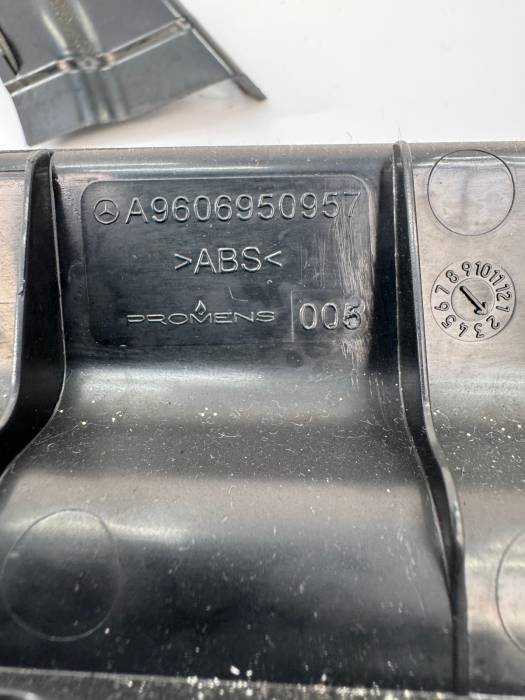 Mercedes Actros MP4 Door Pillar Trim Cover A9606950857 A9606950957 RH Used view 5