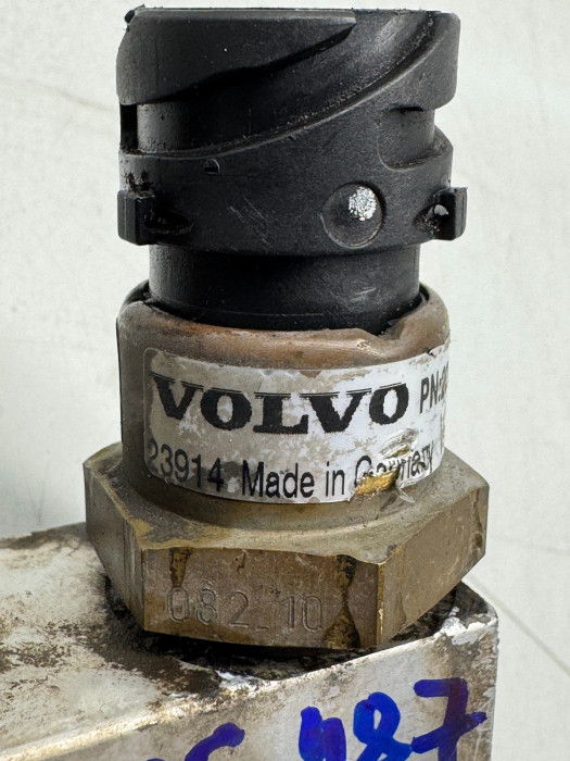 Volvo FH/FM Air Pressure Sensor Pair 20829689 23914 20528336 With Bracket Used