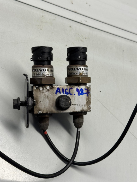 Volvo FH/FM Air Pressure Sensor Pair 20829689 23914 20528336 With Bracket Used