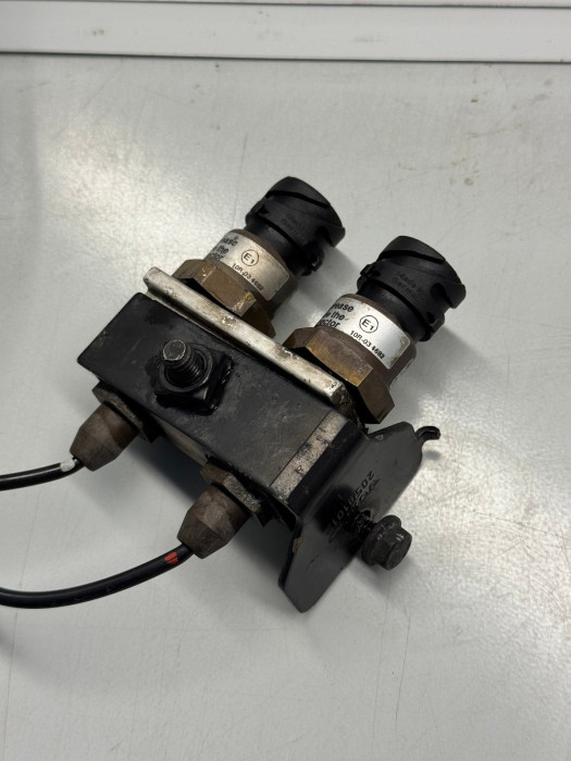 Volvo FH/FM Air Pressure Sensor Pair 20829689 23914 20528336 With Bracket Used