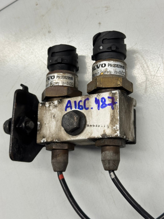 Volvo FH/FM Air Pressure Sensor Pair 20829689 23914 20528336 With Bracket Used