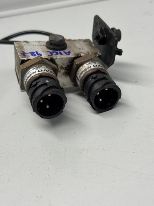 Volvo FH/FM Air Pressure Sensor Pair 20829689 23914 20528336 With Bracket Used