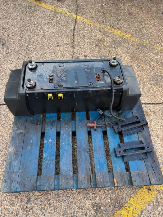 Man TGX/TGS Battery Box Assembly w/ Covers 81418606137 81.41860-6137 Euro 6 Used view 7