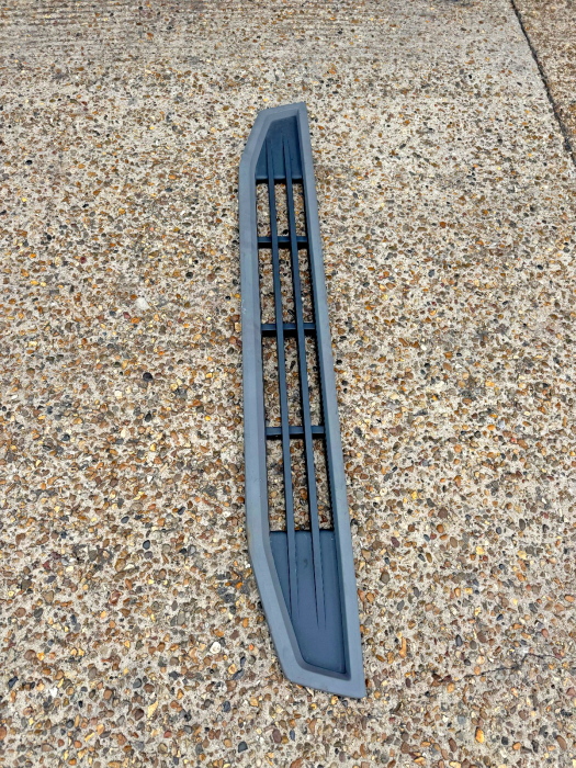 Volvo FH4 Upper Grille Step Plate 82208512 82220161 82180491 Euro 6 Used view 2