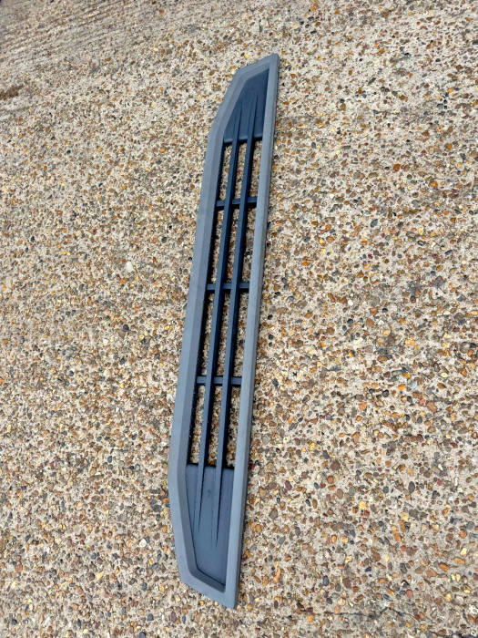 Volvo FH4 Upper Grille Step Plate 82208512 82220161 82180491 Euro 6 Used view 3