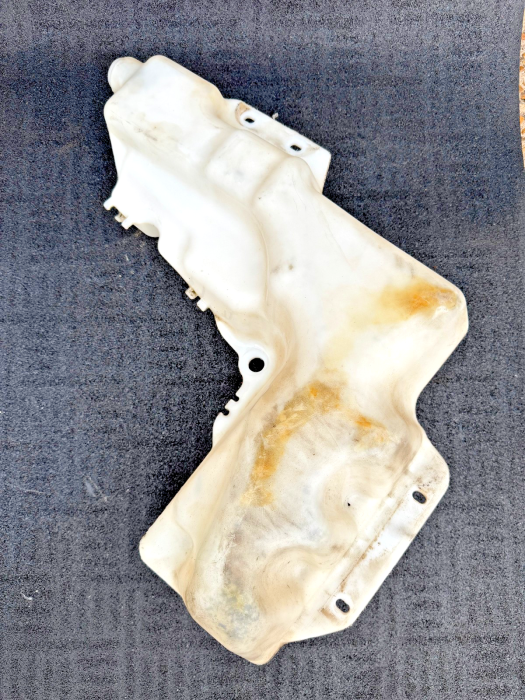 Volvo FH4/FM4 Windscreen Washer Reservoir 84092257 84092259 84024488 Used view 5