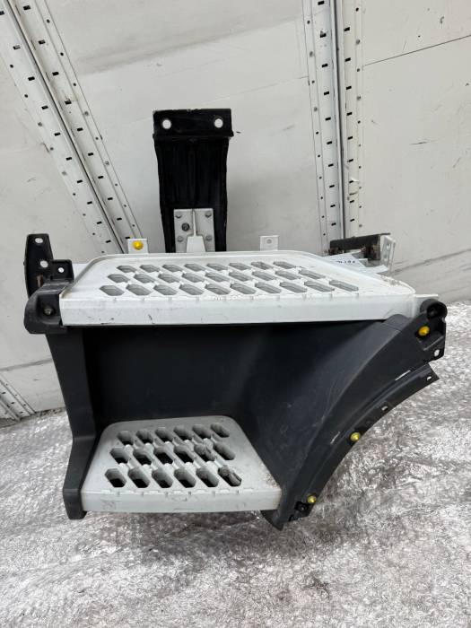 Volvo FH4/FM/FMX Left Step Plate Assembly 82142327 82136982 82142329 82144986 LH view 3
