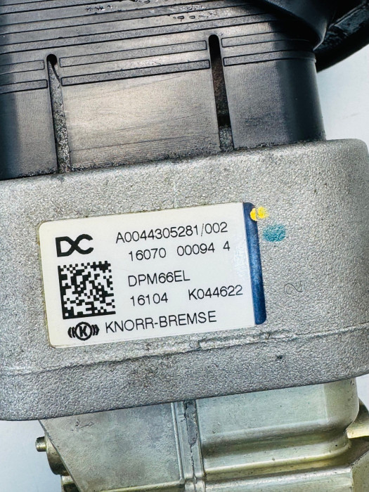 Mercedes Actros MP4 Hand Brake Valve A0044305281 Knorr-Bremse K044622 Used