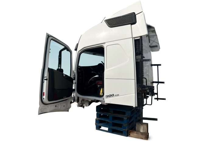 Volvo FH4 cab (2013-on) With Parts – Doors/Dash/Interior As Pictured – Used Other Lorry/Truck Parts Other Lorry/Truck Parts