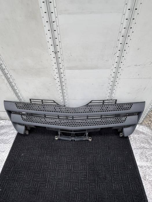 Mercedes Actros MP4/MP5 Centre Grille Panel A9618850253 A9618850053 Front Euro 6 view 4