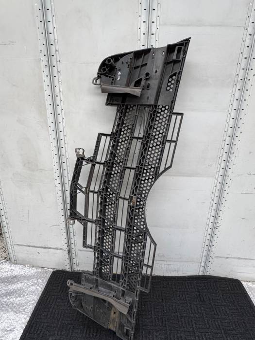 Mercedes Actros MP4/MP5 Centre Grille Panel A9618850253 A9618850053 Front Euro 6 view 5