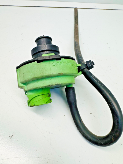 Volvo FH/FM Vacuum Switch 20560843 20409365 23307414 7420560843 −50 mbar Used view 4