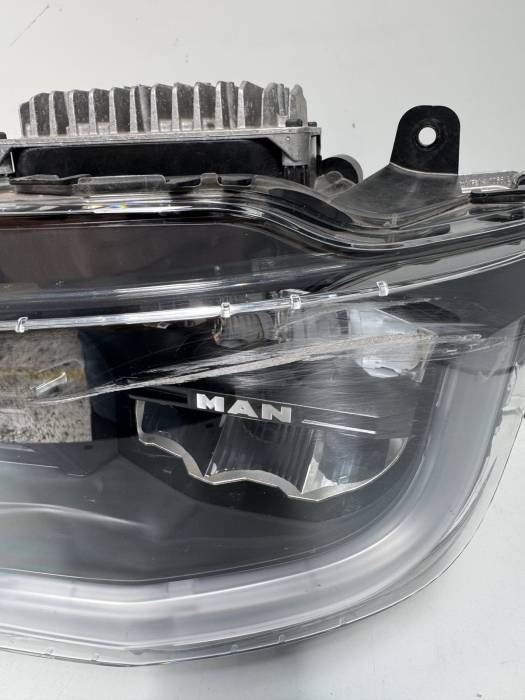 MAN TGX II Left LED Headlight 81.25101-6825 81251016825 ECE 24V OEM Used view 3