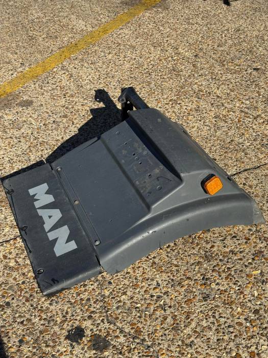 Man TGS/TGX Rear Mudguard Fender 254069609 81664106625 With Mudflap Used view 2