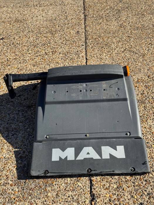 Man TGS/TGX Rear Mudguard Fender 254069609 81664106625 With Mudflap Used view 4