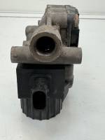 Volvo FH4/FM4 ABS Modulator Valve 21327360 7421327358 K038400 24V Front Used view 4