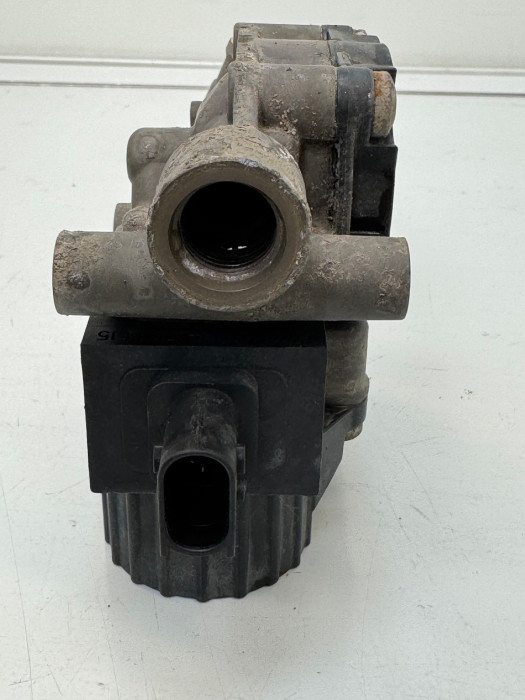 Volvo FH4/FM4 ABS Modulator Valve 21327360 7421327358 K038400 24V Front Used