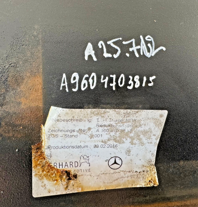 Mercedes Actros MP4 AdBlue Tank A9604703815 A9604702015 A9604704283 With Bracket view 2